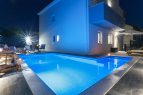 Family friendly apartments with a swimming pool Kastel Kambelovac, Kastela - 16162